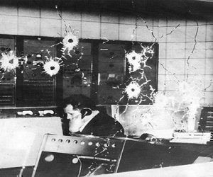 Cabina de Radio Reloj el 13 de marzo de 1957. Foto tomada de cubadebate Cabina de Radio Reloj el 13 de marzo de 1957. Foto tomada de cubadebate
