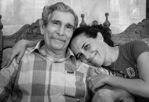 Padre es… Luis Casadesús... La Revista Alma Mater presenta su segunda entrega sobre paternidades responsables y comprometidas. Padres que han sido ejemplo para su descendencia tanto en el ámbito profesional, como en la vida misma. En esta oportunidad con la historia de Ana y Luis, padre e hija enamorados de la Biología. Foto de Elio Mirand Padre es… Luis Casadesús... La Revista Alma Mater presenta su segunda entrega sobre paternidades responsables y comprometidas. Padres que han sido ejemplo para su descendencia tanto en el ámbito profesional, como en la vida misma. En esta oportunidad con la historia de Ana y Luis, padre e hija enamorados de la Biología. Foto de Elio Mirand